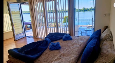 Bed, Natural landscape, View (from property/room), Balcony/Terrace, Living room, Photo of the whole room, Bedroom, Pool view, River view, towels