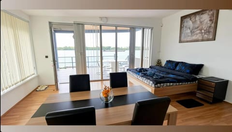 Bed, Living room, Photo of the whole room, Seating area, Dining area, Bedroom