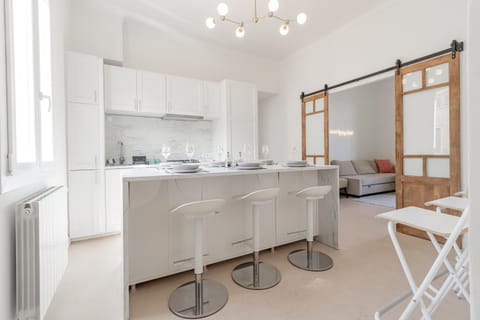 Kitchen or kitchenette, Living room, Seating area, Dining area, stove