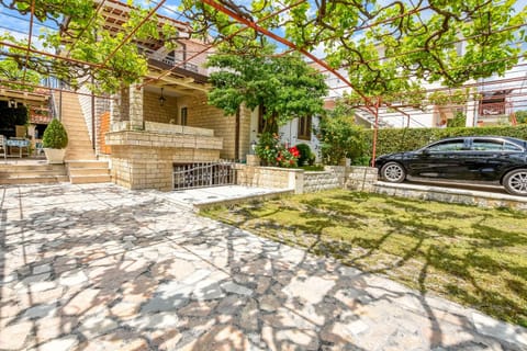Property building, Patio, Facade/entrance, Garden, Garden view, Street view, Location, Parking