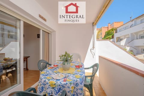 Property building, Balcony/Terrace, furniture