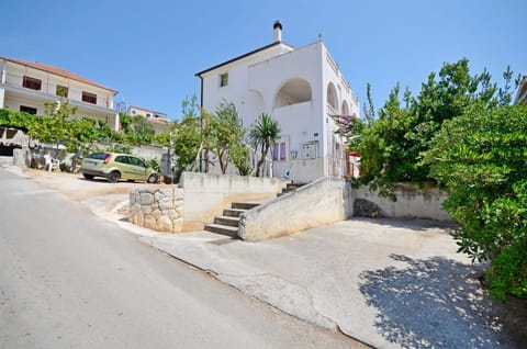 Property building, Patio, Facade/entrance, Day, Neighbourhood, Street view, Parking