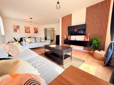 Maison rénové 10 prsn Parking privée & Balcon Proche Gare-Viotte Villa in Besançon