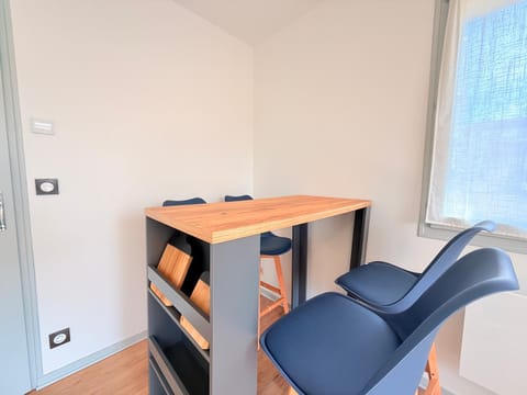 Maison rénové 10 prsn Parking privée & Balcon Proche Gare-Viotte Villa in Besançon