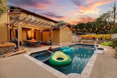 Sleeps 18-Basketball Court-Pool-Playground-Games House in San Antonio