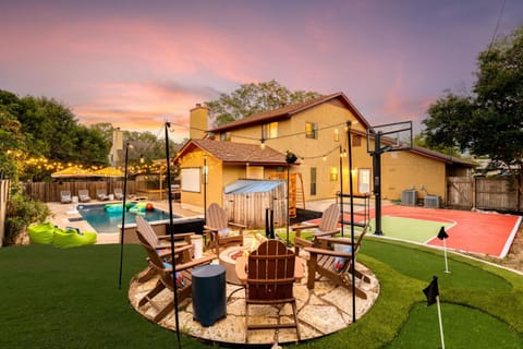 Sleeps 18-Basketball Court-Pool-Playground-Games House in San Antonio