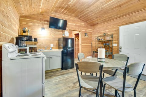 Half-Mi to Bull Shoals Lake Access Anglers Cabin Cabin in Lakeview