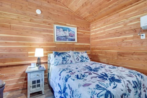 Half-Mi to Bull Shoals Lake Access Anglers Cabin Cabin in Lakeview