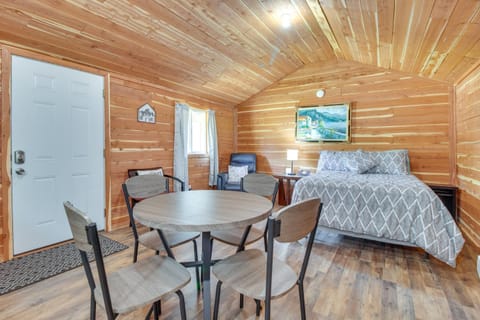 Cabin 2 Mi to White River Great for Anglers! Cabin in Lakeview