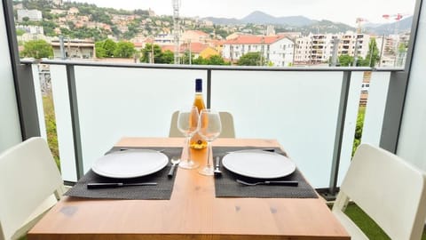 Natural landscape, View (from property/room), Balcony/Terrace, Dining area, Drinks