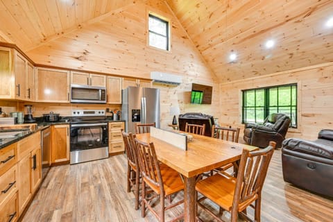 Near Mammoth Cave Family-Friendly Cabin with Patio! Cabin in Kentucky