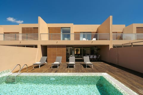 Balcony/Terrace, Swimming pool, Swimming pool, sunbed