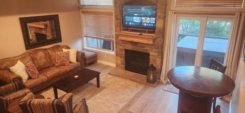Communal lounge/ TV room, TV and multimedia, Living room, Seating area, Evening entertainment