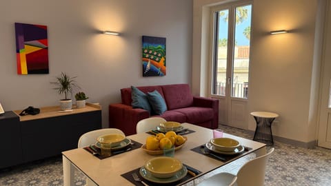 Kitchen or kitchenette, Living room, Seating area, Dining area