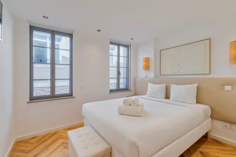 Bed, Photo of the whole room, Decorative detail, Bedroom, towels