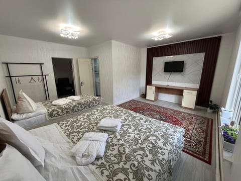 Bed, TV and multimedia, Photo of the whole room, Bedroom, towels