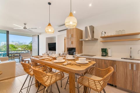 Kitchen or kitchenette, Living room, Seating area, Dining area