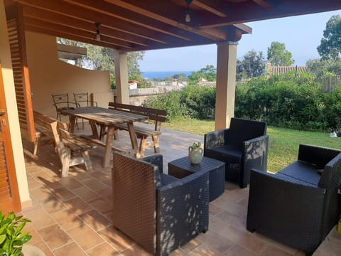 Patio, Dining area, Garden view