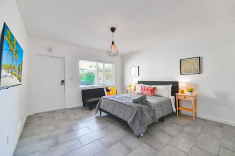 Bed, TV and multimedia, Living room