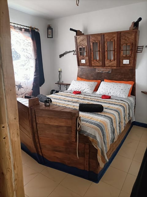 Bed, Bedroom, Sea view, towels