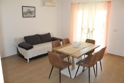 Living room, Seating area, Dining area, air conditioner