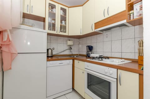 Coffee/tea facilities, Kitchen or kitchenette, dishwasher, oven, stove