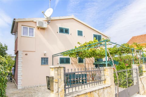 Property building, Patio, Facade/entrance, Day, Location