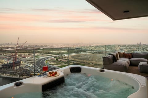 Natural landscape, Hot Tub, View (from property/room), Balcony/Terrace, City view