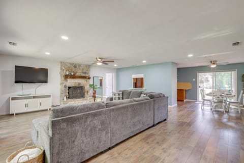 1 Mi to Lake Whitney Morgan Home with Deck! House in Texas