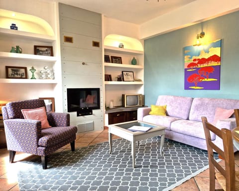 TV and multimedia, Living room, Seating area, Evening entertainment