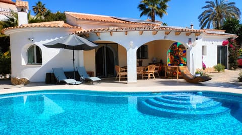 Property building, Balcony/Terrace, Swimming pool, Swimming pool, sunbed