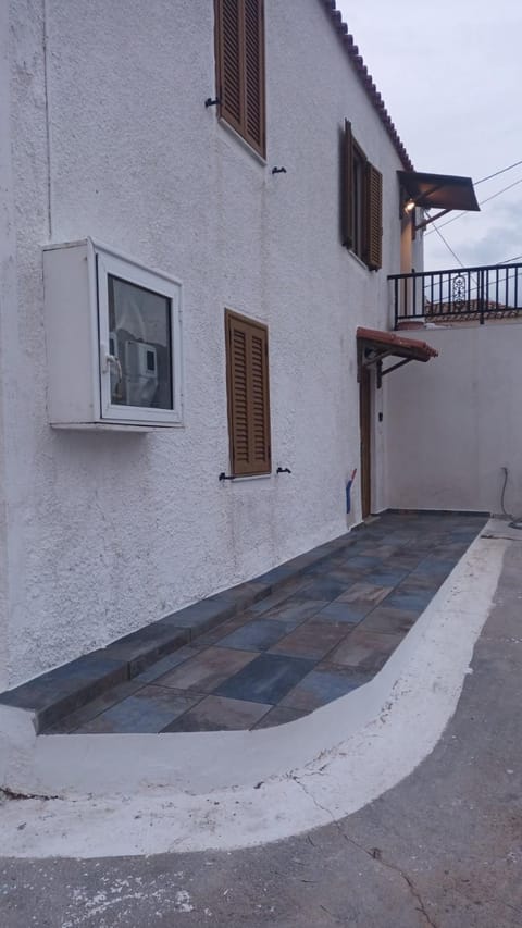 Vrontas House Apartment in Islands