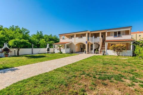 Property building, Patio, Facade/entrance, BBQ facilities, View (from property/room), Balcony/Terrace, Seating area, Garden view, Landmark view