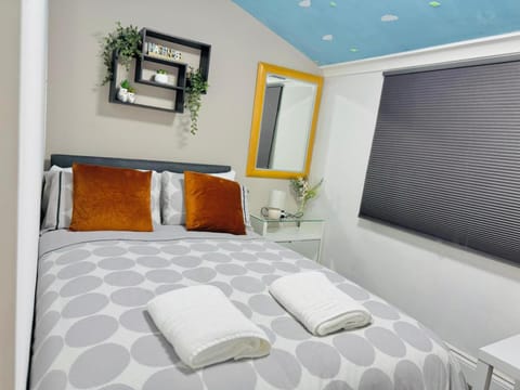 Bed, Photo of the whole room, Bedroom, towels