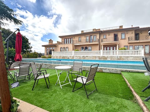 5BR Luxury with KTV, Pool, View, Near Stanford House in Los Altos Hills