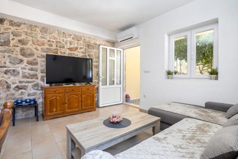 Communal lounge/ TV room, TV and multimedia, Living room, Seating area, Evening entertainment, air conditioner