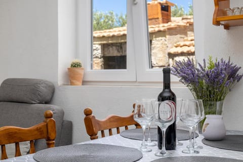 Living room, Food and drinks, Seating area, Dining area, Drinks, Alcoholic drinks