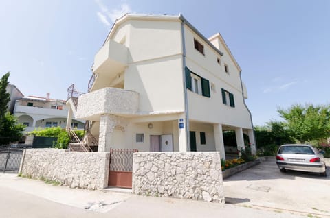 Property building, Patio, Facade/entrance, Balcony/Terrace