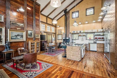 Swallows Nest House in Salem