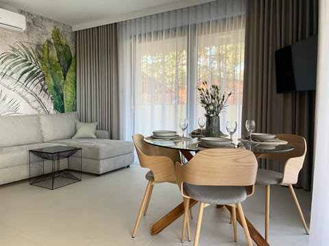 TV and multimedia, Living room, Seating area, Dining area