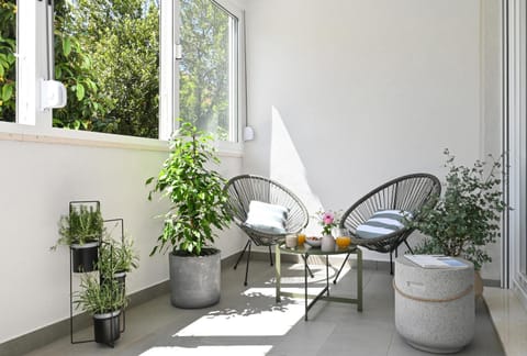 Day, Balcony/Terrace, Seating area, Garden view