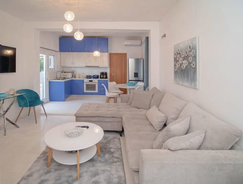 TV and multimedia, Kitchen or kitchenette, Living room, Seating area, oven