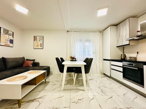 Kitchen or kitchenette, Living room, Seating area, Dining area