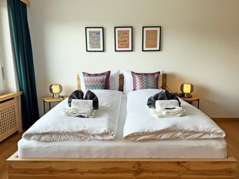 Property building, Bed, Photo of the whole room, Bedroom, towels