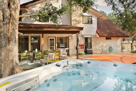 Sleeps 20 Sport Court Pool Hot Tub Putt Putt Games House in San Antonio