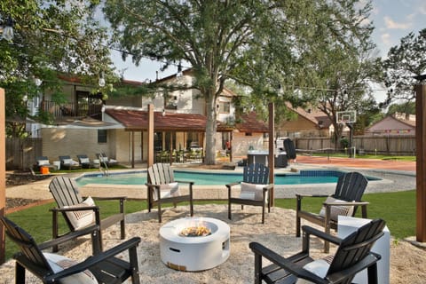 Sleeps 20 Sport Court Pool Hot Tub Putt Putt Games House in San Antonio