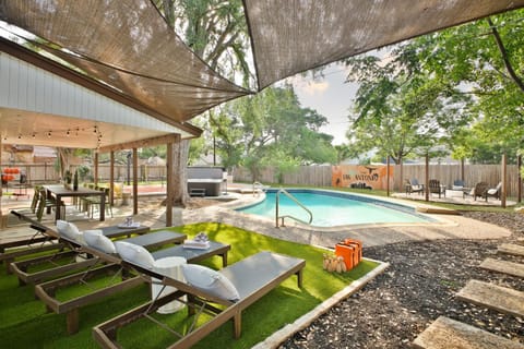 Sleeps 20 Sport Court Pool Hot Tub Putt Putt Games House in San Antonio