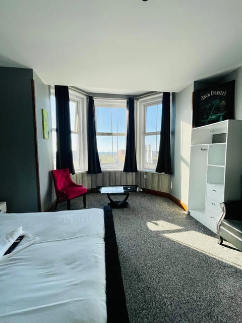 Bed, TV and multimedia, Seating area, wardrobe