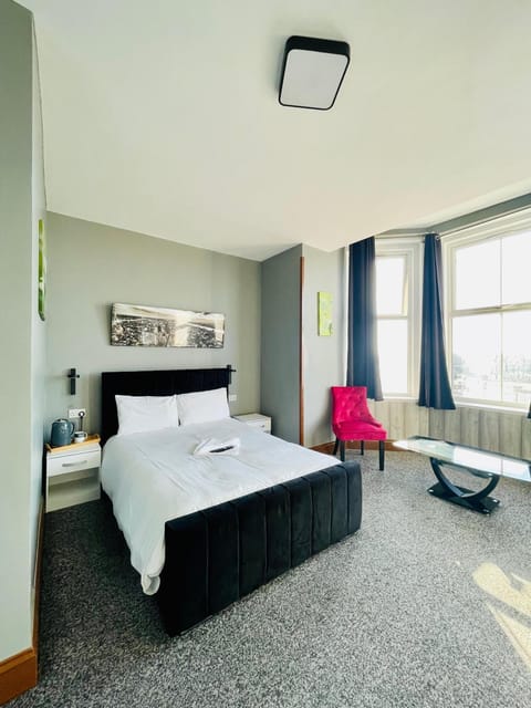 Bed, Seating area