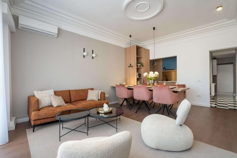 TV and multimedia, Living room, Seating area, Dining area, air conditioner